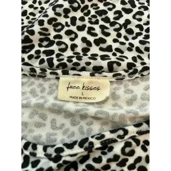 Free Kisses Short Sleeve Leopard Print Shirt Size Large SOFT L Top - Picture 5 of 5